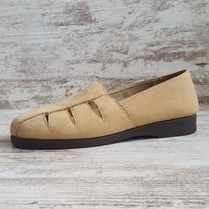 🟦Like New Creamy Tan Leather Loafer